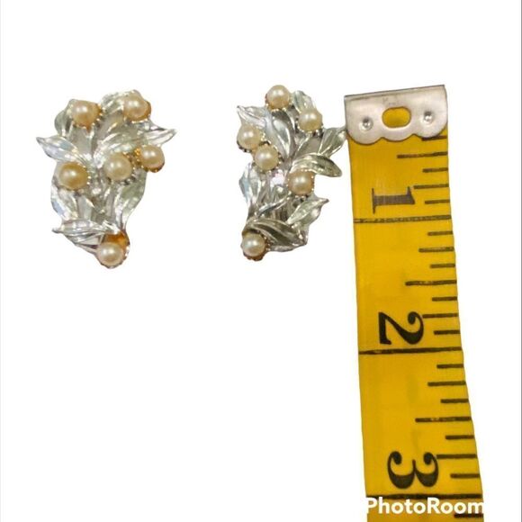 Vintage BSK marked silver tone leaf clip on earrings faux mini pearls - Picture 5 of 5